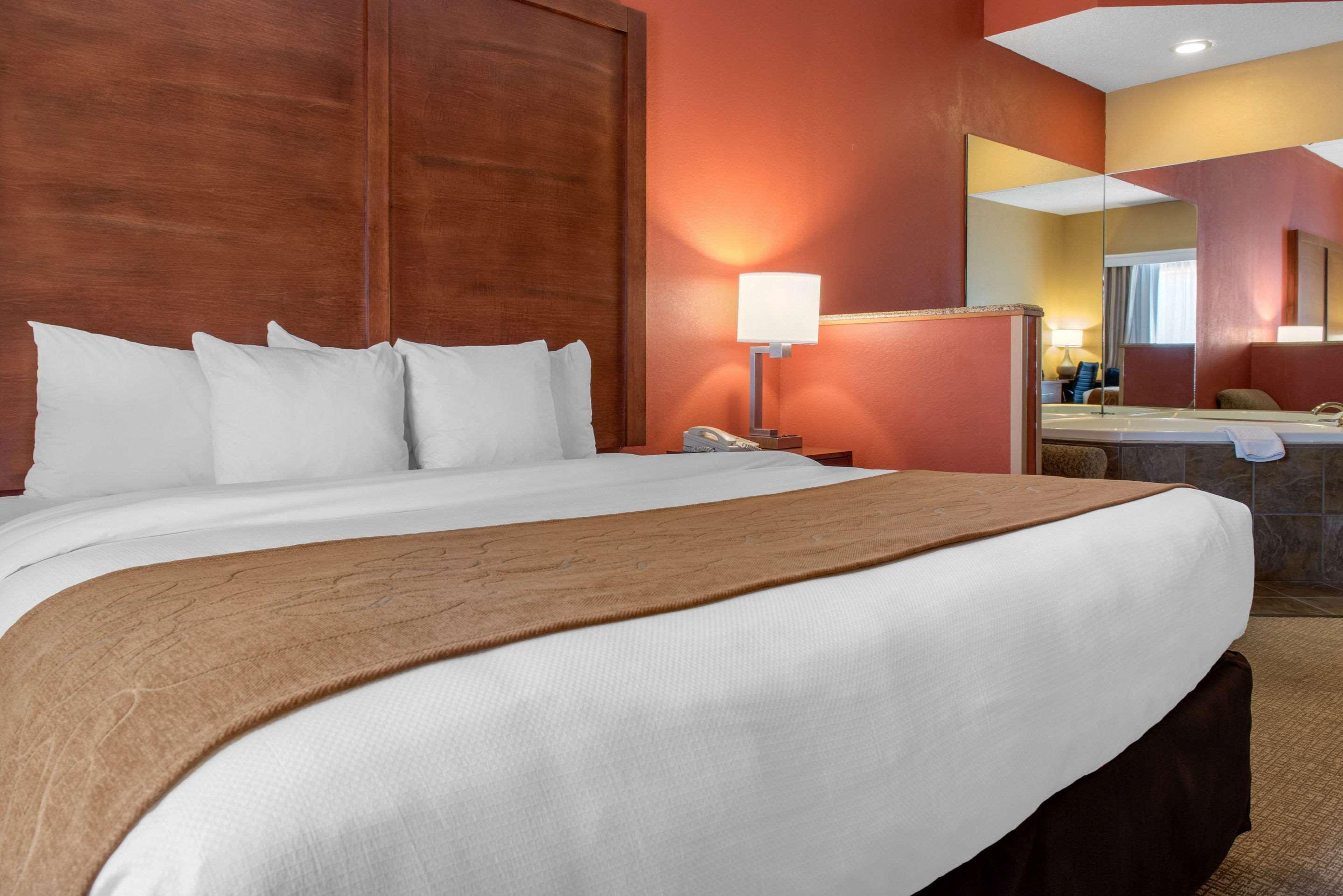 Comfort Suites Louisville Airport Bagian luar foto