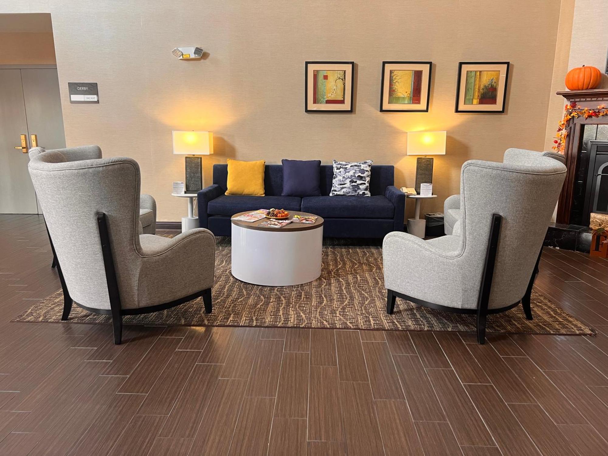 Comfort Suites Louisville Airport Bagian luar foto