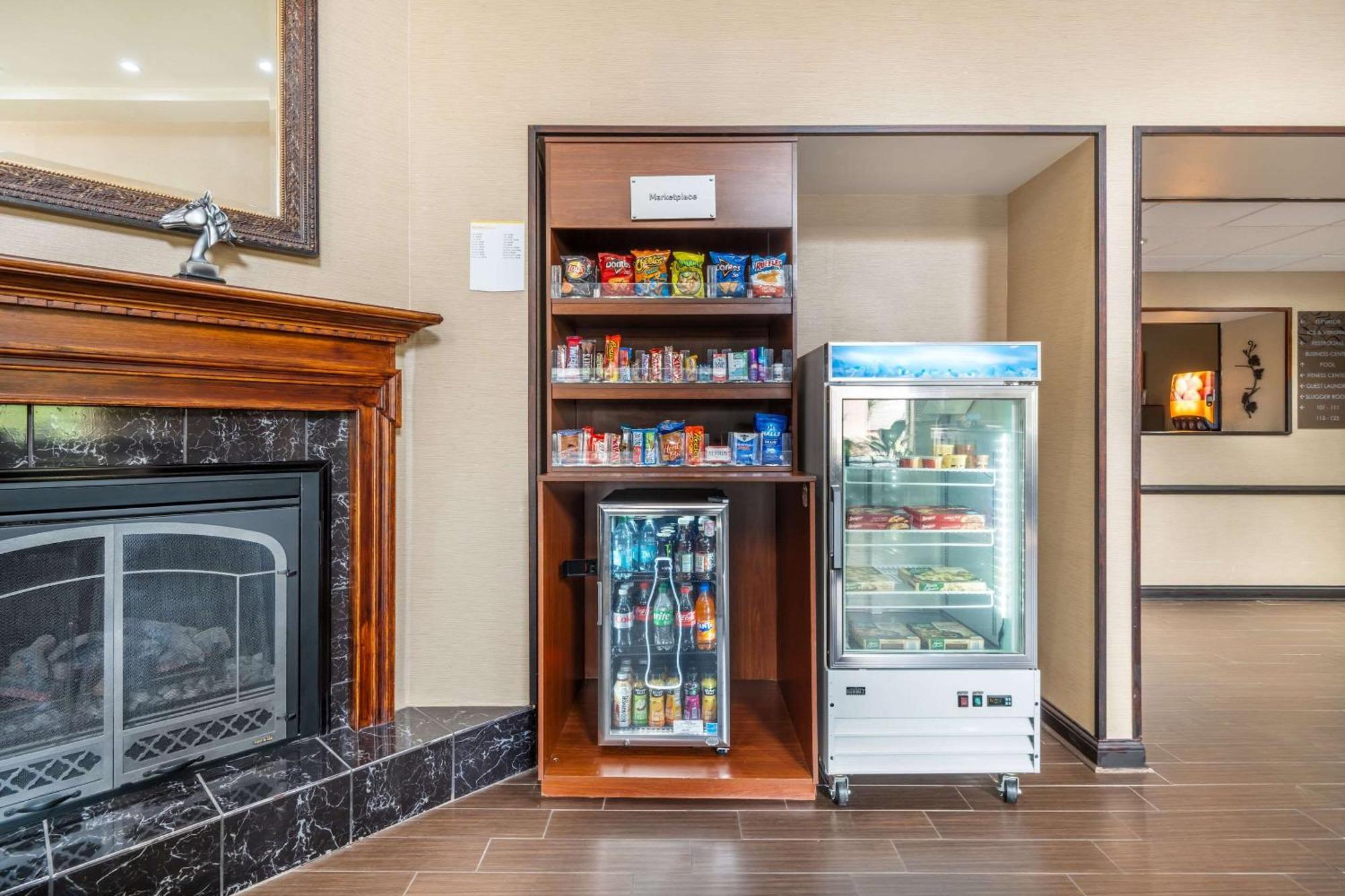 Comfort Suites Louisville Airport Bagian luar foto