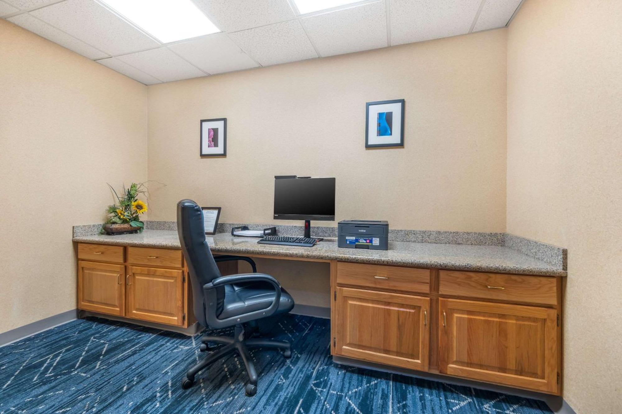 Comfort Suites Louisville Airport Bagian luar foto