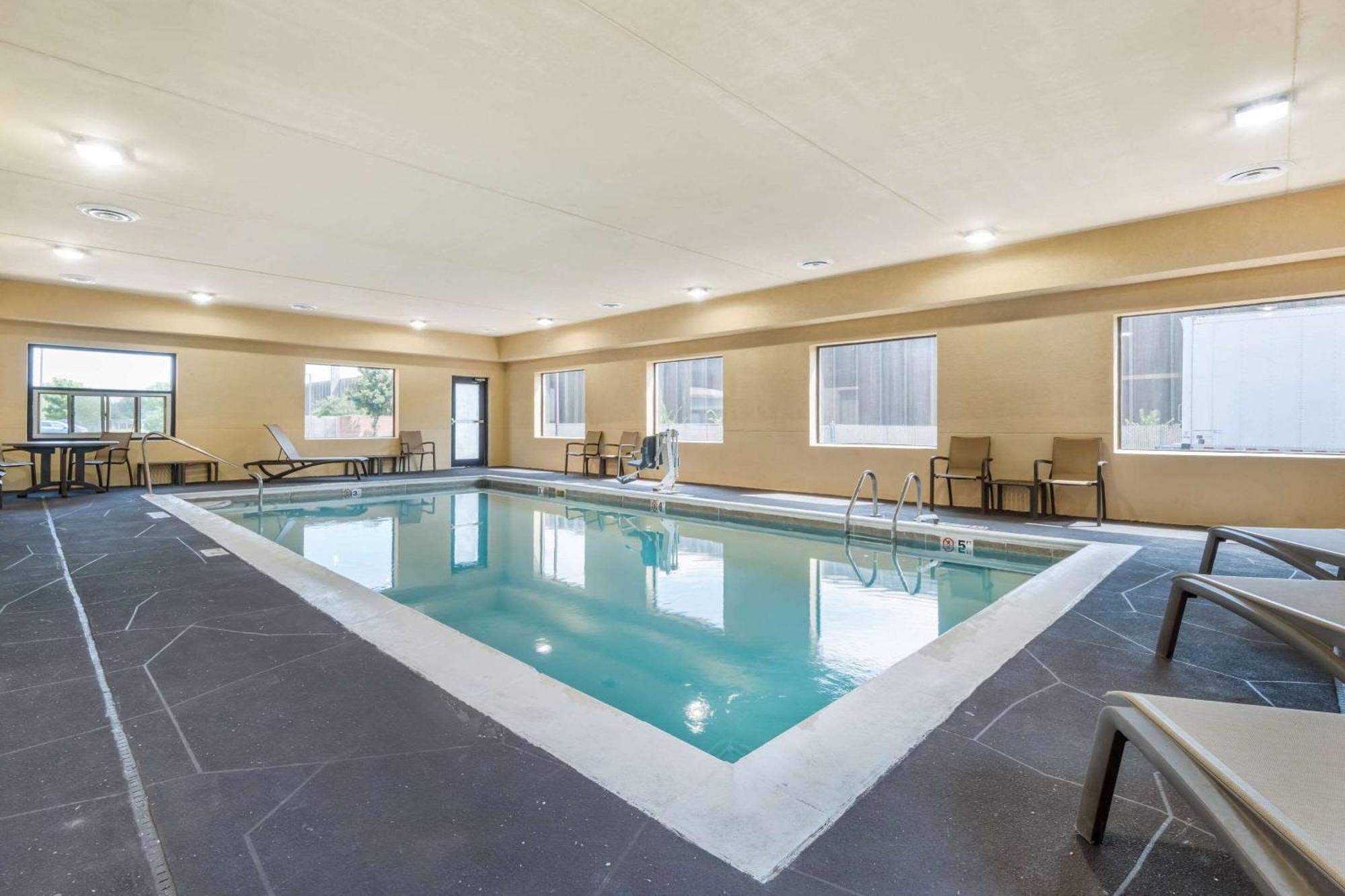 Comfort Suites Louisville Airport Bagian luar foto