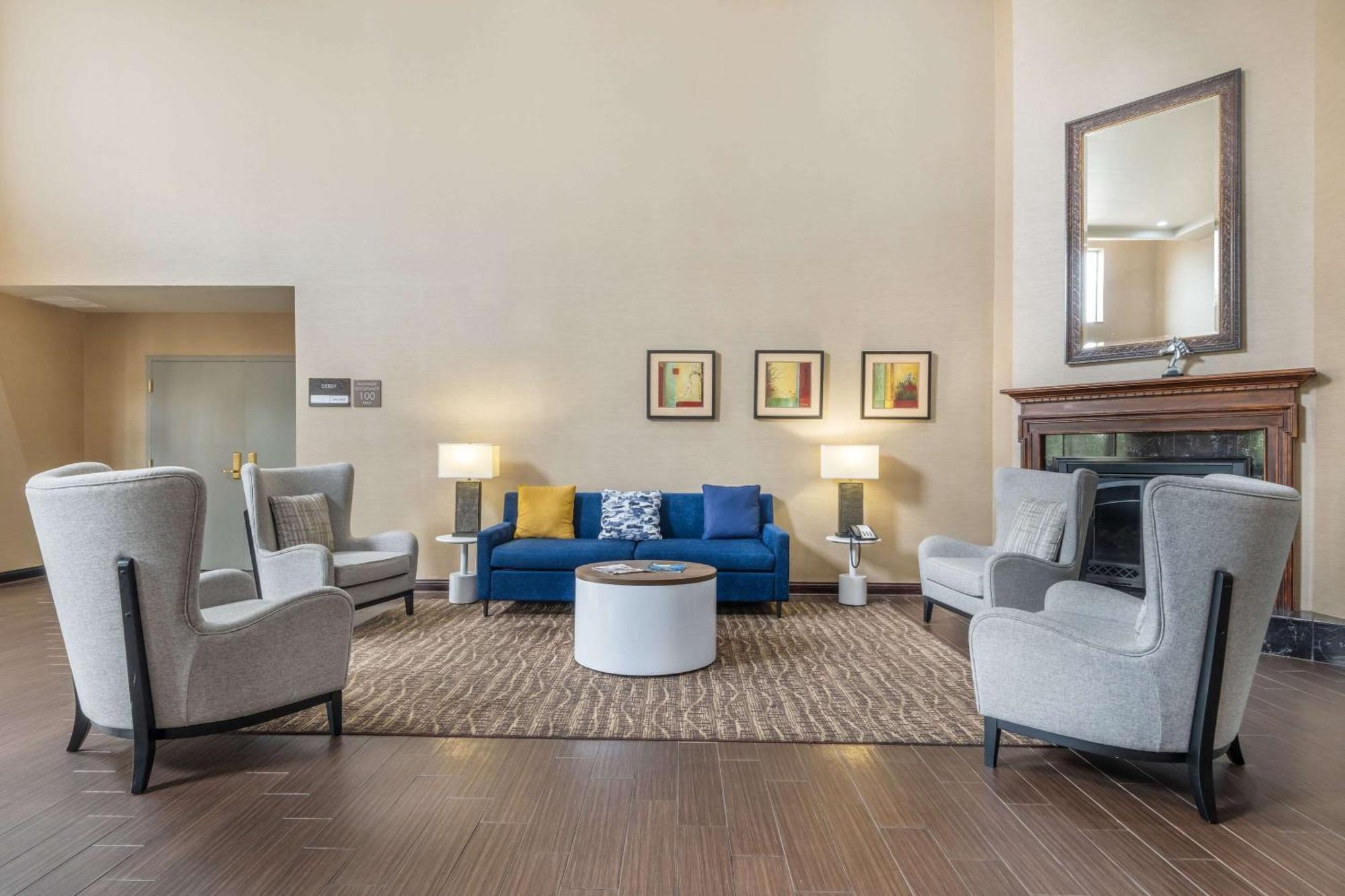 Comfort Suites Louisville Airport Bagian luar foto